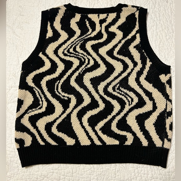 Black and Cream Cropped Sweater Vest - Picture 2 of 3